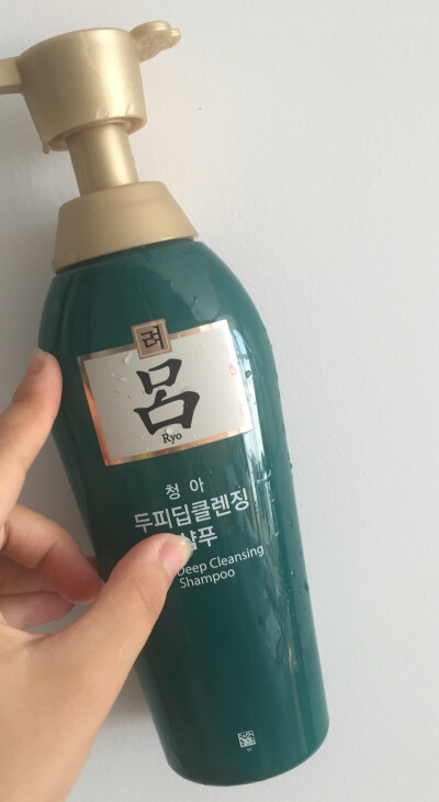 爱茉莉绿吕洗发水，洗完头发凉凉的，好清爽，控油效果说实话不是很好，不过洗完头发不会像其他控油洗发水那样毛躁，头发很顺，和紫吕搭配起来用还不错