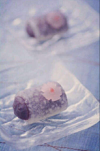 日式点心，水晶紫芋和果子。