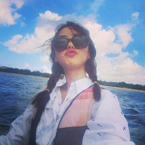 萌萌哒小可爱麻花辫嘟嘴墨镜海边女生头像