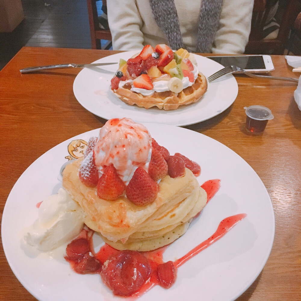 上海 · MR PANCAKE house（玫瑰坊店）| 那天晚上超级想吃松饼，结果这家超级难吃！厚、结实不蓬松，有点像馒头的口感，最上的酥皮估计碱给太多微微的苦。华夫饼还可以，上面的水果都超级好吃超级甜。