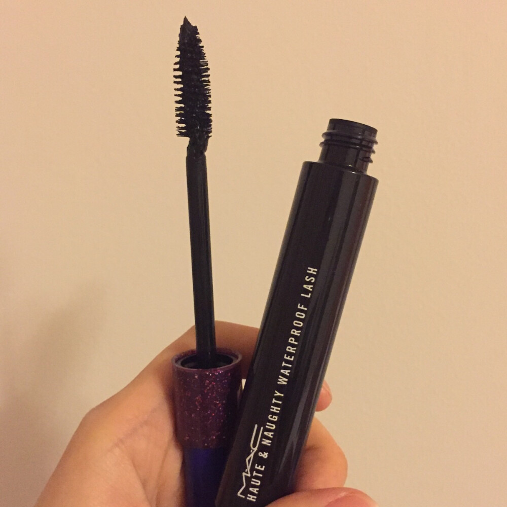 M.A.C
/ Haute & Naughty Waterproof Lash