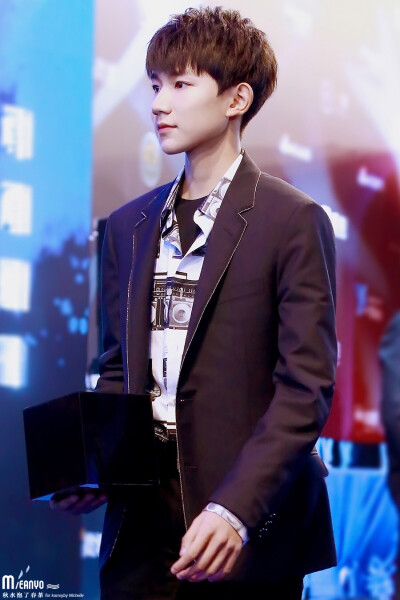 王源 2016移动视频风云盛典 哭泣着保存图片，太好看了