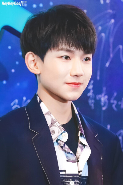 看见真人的时候你们才会发现他脸有多小多精致 王源 2016移动视频风云盛典