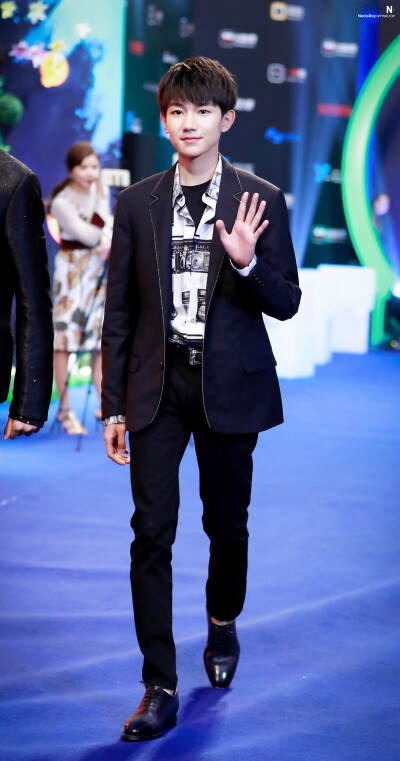 王源 2016移动视频风云盛典 走路台风超好