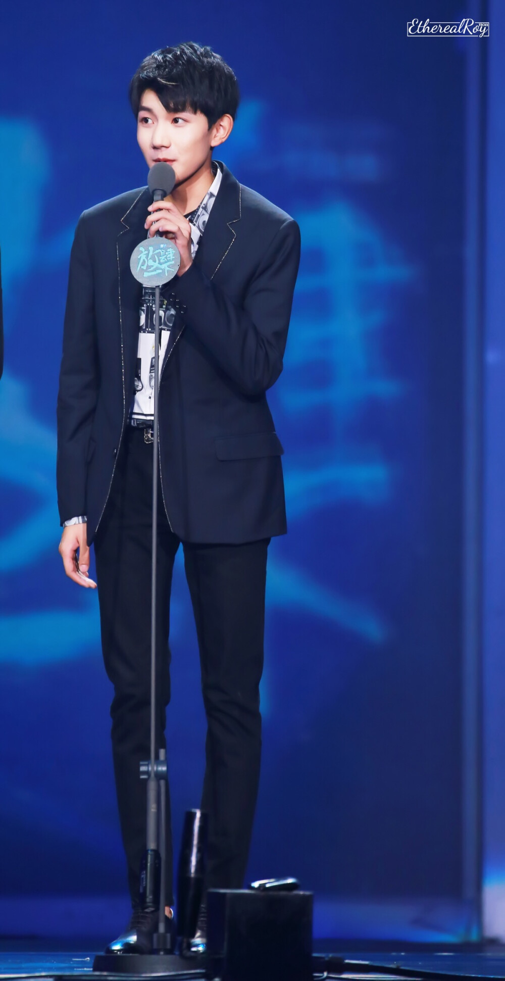 腿真的又细又长 王源 2016移动视频风云盛典