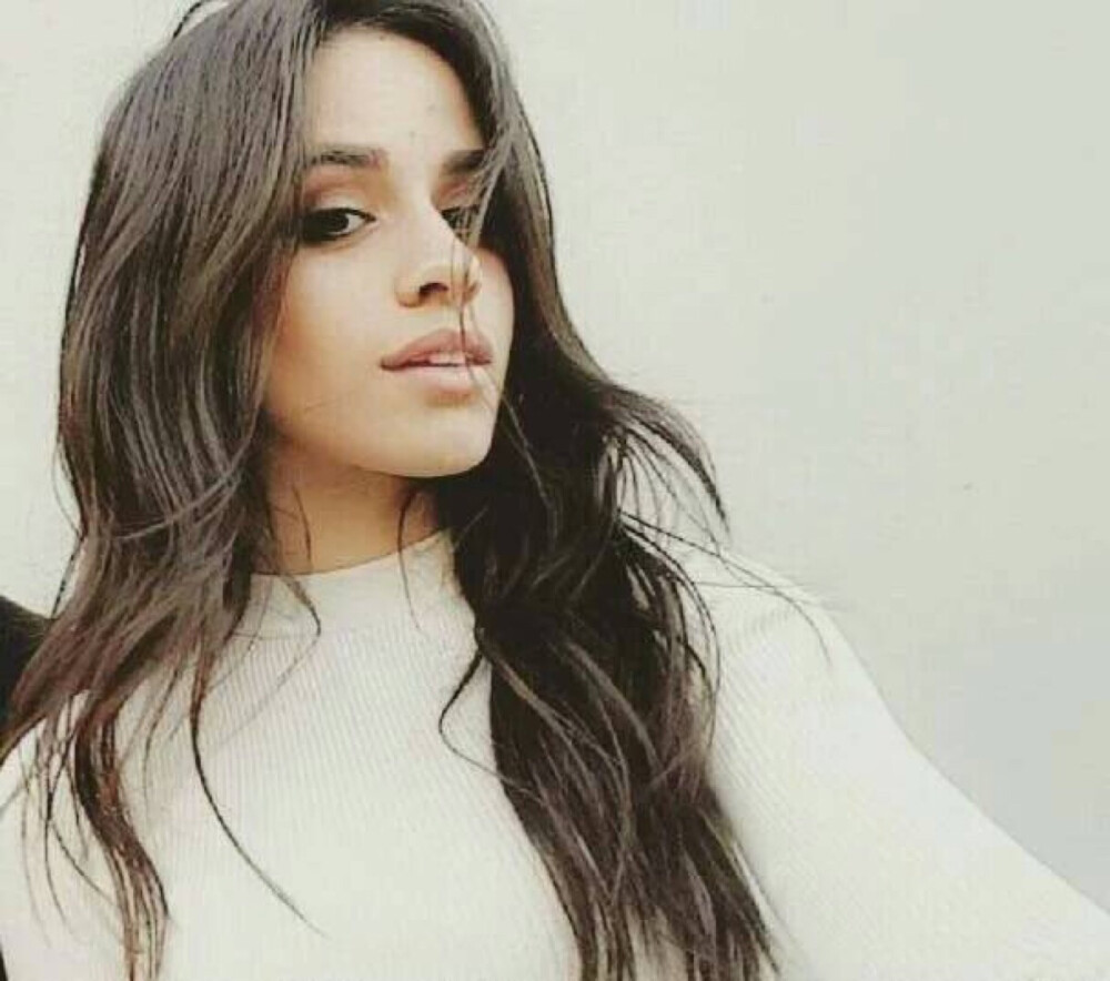 Camila Cabello，美国女子组合五美（FifthHarmony)前成员，出生于1997年，歌手。