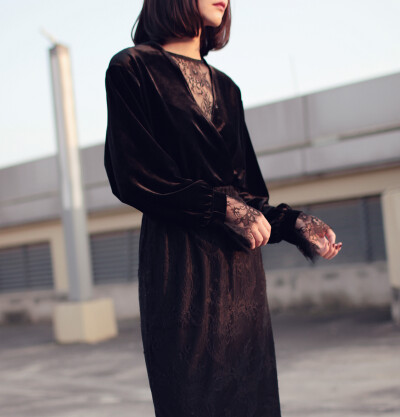 八月时光独立设计 进口加厚丝绒v领蝙蝠袖连体衬衫秋冬打底衫罩衫