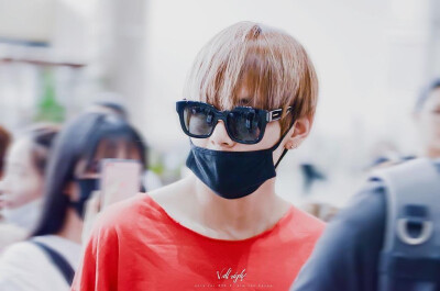 2016.12.30金泰亨生日快乐
防弹少年团 bts bangtanboys
金南俊（rap monster） 金硕珍（jin） 闵玧其（suga） 郑号锡（J–hope） 朴智旻（jimin） 金泰亨（v） 田柾国（jungkook）