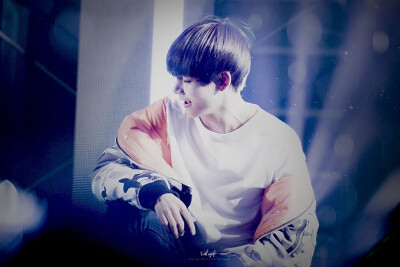 2016.12.30金泰亨生日快乐
防弹少年团 bts bangtanboys
金南俊（rap monster） 金硕珍（jin） 闵玧其（suga） 郑号锡（J–hope） 朴智旻（jimin） 金泰亨（v） 田柾国（jungkook）