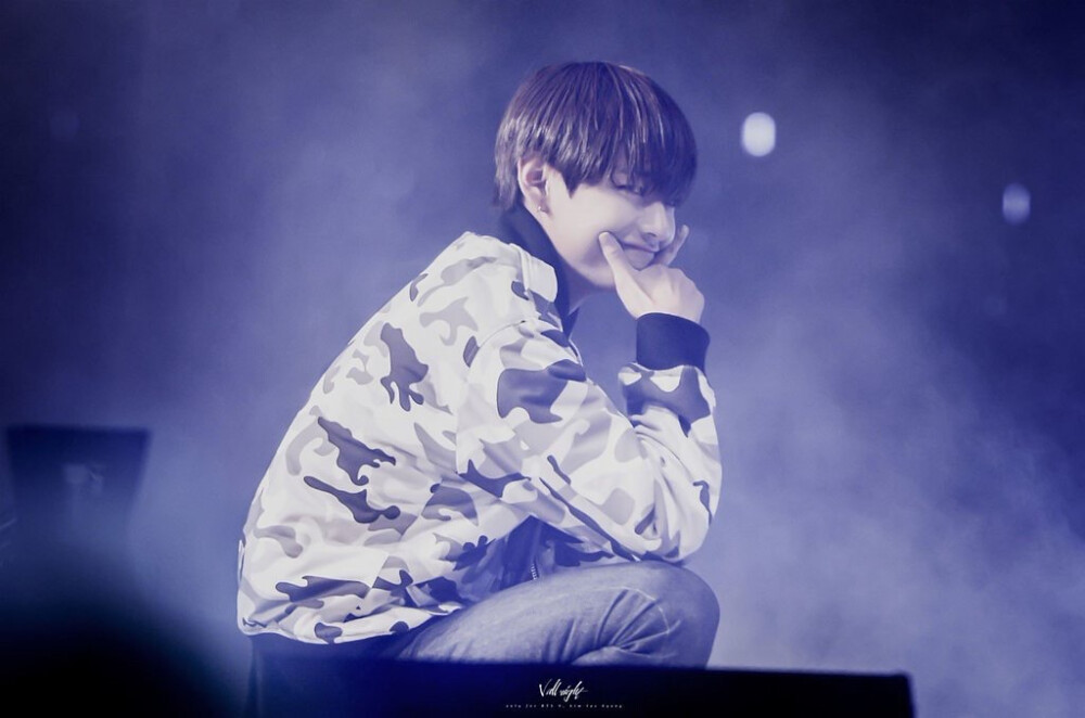 2016.12.30金泰亨生日快乐
防弹少年团 bts bangtanboys
金南俊（rap monster） 金硕珍（jin） 闵玧其（suga） 郑号锡（J–hope） 朴智旻（jimin） 金泰亨（v） 田柾国（jungkook）