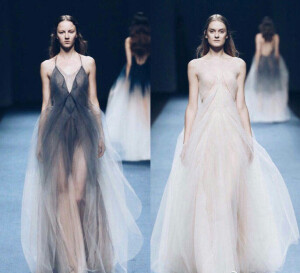 We Couture SS 2017  国产仙牌之一  半透明柔美的雪纺真的是又仙又美~
时尚街拍 秀场 模特 时尚博主 婚纱婚礼 新娘造型 礼服 鲜花 花束 捧花 高跟鞋