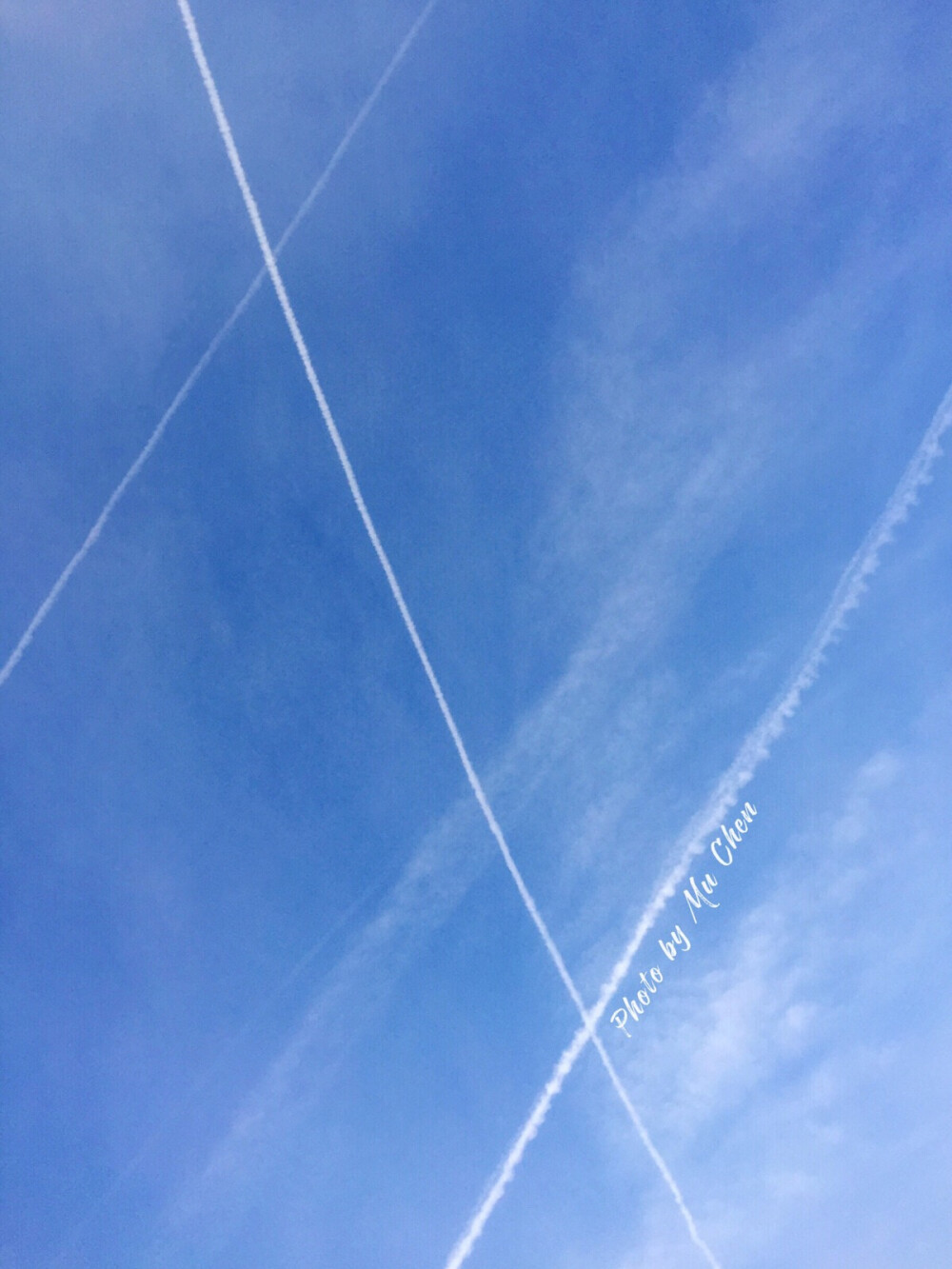 2016.12.29.飞机划过天际，在湛蓝的幕布上画下最美的网格线。