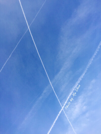 2016.12.29.飞机划过天际，在湛蓝的幕布上画下最美的网格线。