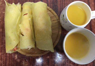 今日早餐：南瓜鸡蛋饼裹蔬菜丝+南瓜糊