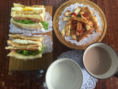 今日早餐：三明治+黄油煎土司条+热巧&牛奶