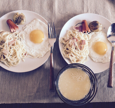 今日早餐：奶油培根意面+煎蛋+煎小土豆+咖啡