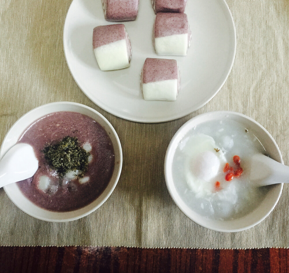 今日早餐：红豆沙小圆子+酒酿芝麻小汤圆+刀切小馒头