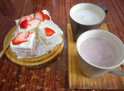 今日早餐：草莓奶油小方+热巧&咖啡