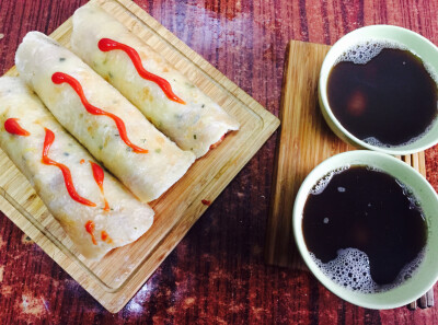 今日早餐：香葱手抓饼卷火腿+红豆汤