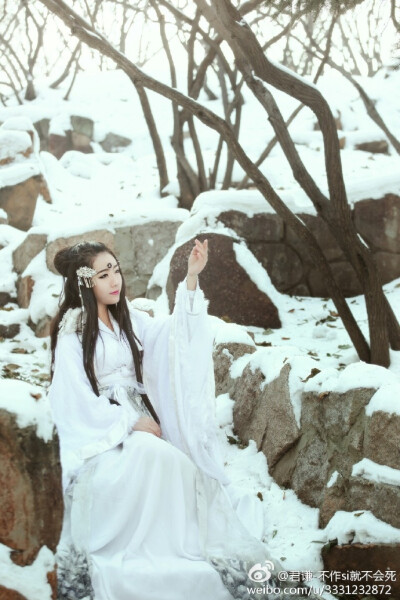 【cos正片】华胥引–柸中雪#cosplay正片##华胥引cos##永安，卿酒酒##君拂cos#卿酒酒：君谦（原po）君拂:蠢白摄影@Martini_Cos摄影 化妆:君谦 妄执后期:晓黛服装@桥姬古风 ...展开全文c