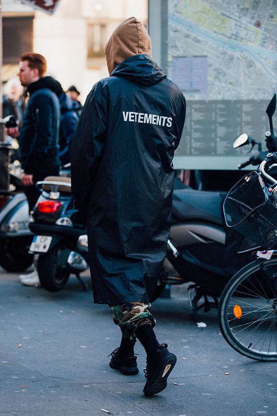 vetements 雨衣 ：：：
pinterest streets of Paris during Menswear Week Fall/Winter 2016-2017, taken by Jonathan Daniel Pryce.…