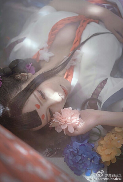 @真的菜菜
#阴阳师手游# COS — 花鸟卷—
=时光荏苒，画卷成妖，而他却早已化为尘土==
摄影@萧影殿下 后期：萧影 菜菜
终于COS了一次SSR，不知道这样能不能抽到花鸟卷小姐姐啊！！！
圈组织@黑天视觉COS官博