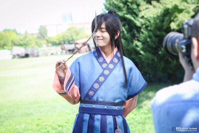 2016.12.30金泰亨生日快乐
防弹少年团 bts bangtanboys
金南俊（rap monster） 金硕珍（jin） 闵玧其（suga） 郑号锡（J–hope） 朴智旻（jimin） 金泰亨（v） 田柾国（jungkook）