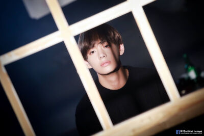 2016.12.30金泰亨生日快乐
防弹少年团 bts bangtanboys
金南俊（rap monster） 金硕珍（jin） 闵玧其（suga） 郑号锡（J–hope） 朴智旻（jimin） 金泰亨（v） 田柾国（jungkook）