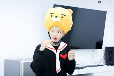 2016.12.30金泰亨生日快乐
防弹少年团 bts bangtanboys
金南俊（rap monster） 金硕珍（jin） 闵玧其（suga） 郑号锡（J–hope） 朴智旻（jimin） 金泰亨（v） 田柾国（jungkook）