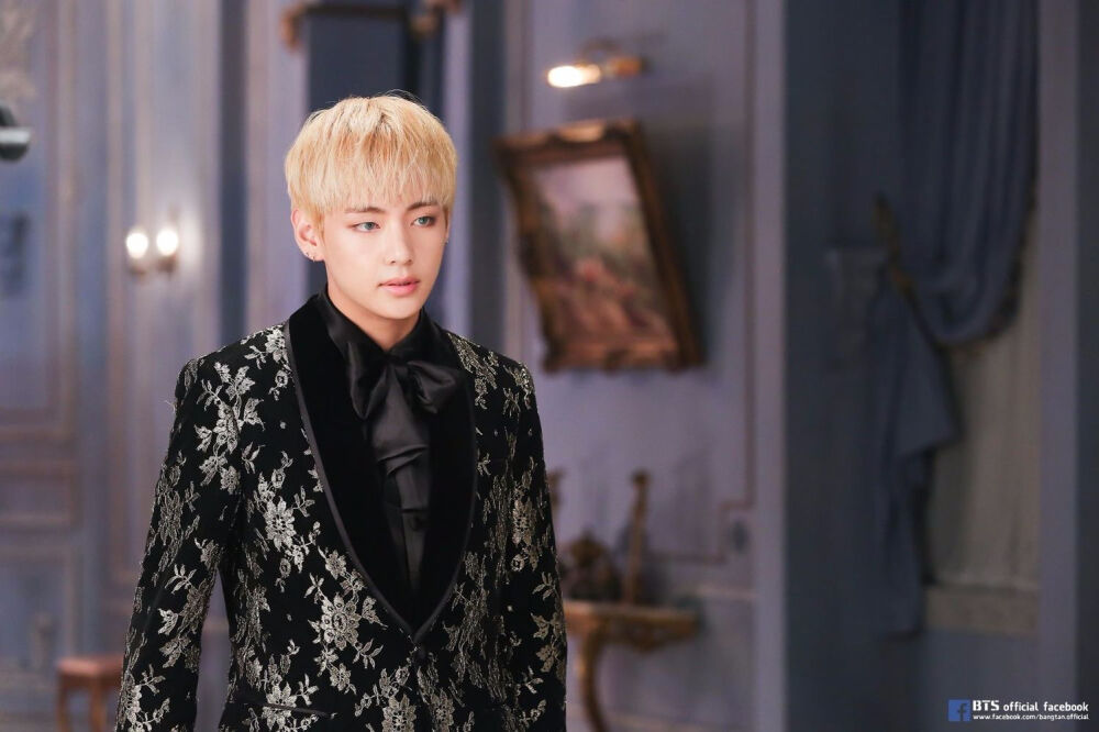 2016.12.30金泰亨生日快乐
防弹少年团 bts bangtanboys
金南俊（rap monster） 金硕珍（jin） 闵玧其（suga） 郑号锡（J–hope） 朴智旻（jimin） 金泰亨（v） 田柾国（jungkook）