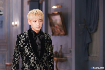 2016.12.30金泰亨生日快乐
防弹少年团 bts bangtanboys
金南俊（rap monster） 金硕珍（jin） 闵玧其（suga） 郑号锡（J–hope） 朴智旻（jimin） 金泰亨（v） 田柾国（jungkook）