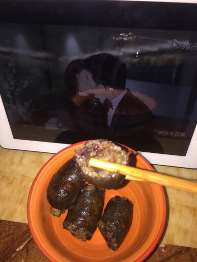 看着电视剧！吃着家乡味道的食物！哈哈哈！满足！其实没事也填补不了我现在难过的心！谢谢大姐！给我吃了这么美味的东西！晚安！终于可以安静的睡一觉了！