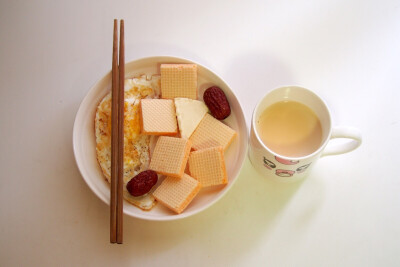 今年最后一顿早餐，主打奶茶−>锡兰红茶，点心也有了，就差一个暖阳(￣∇￣)，Happy new year 新年快乐！——20161231