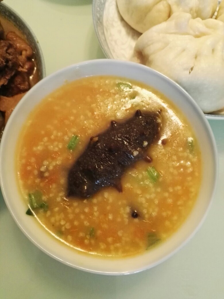 【金瓜海参小米粥】小米和水1:7的比例上锅大火烧开,转小火,金瓜切丁