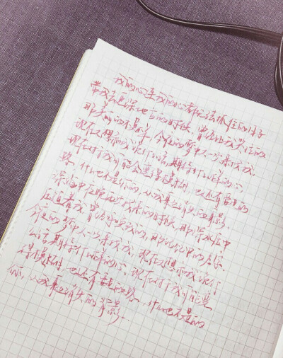 智齒獸的手寫鋪子
當鯨魚在海洋中死去，它的尸體會最終沉入海底。生物學(xué)家賦予這個過程一個名字——鯨落（Whale Fall）。鯨魚的尸體可以供養(yǎng)著整套生命系統(tǒng)，這是它留給大海最后的溫柔