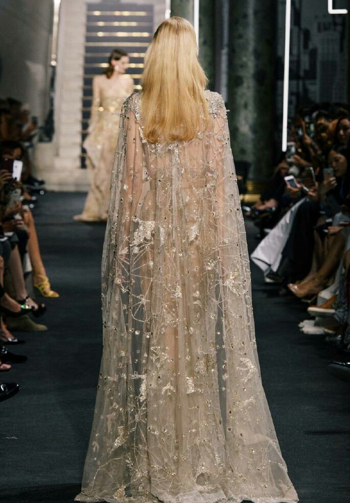 Elie Saab Fall 2016 Haute Couture｜华丽的转身，背影也迷人
时尚街拍 秀场 模特 时尚博主 婚纱婚礼 新娘造型 礼服 鲜花 花束 捧花 耳环 手链 项链 发饰 高跟鞋 饰品