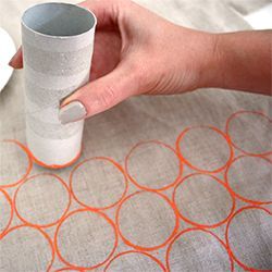 Use an empty toilet paper roll to print your very own fabric!-zg1OT-图片