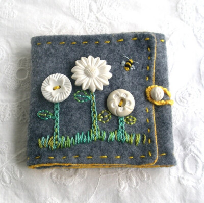 Needlecase with Vintage Buttons and Embroidery. via Etsy.-DY2Zj-图片