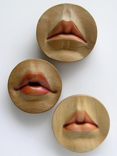 'Rosebud Brooches' by jewelry artist Julia D. Harrison. Wood, lacquer, gauche, epoxy. via Taboo Studios-2FjOT-图片