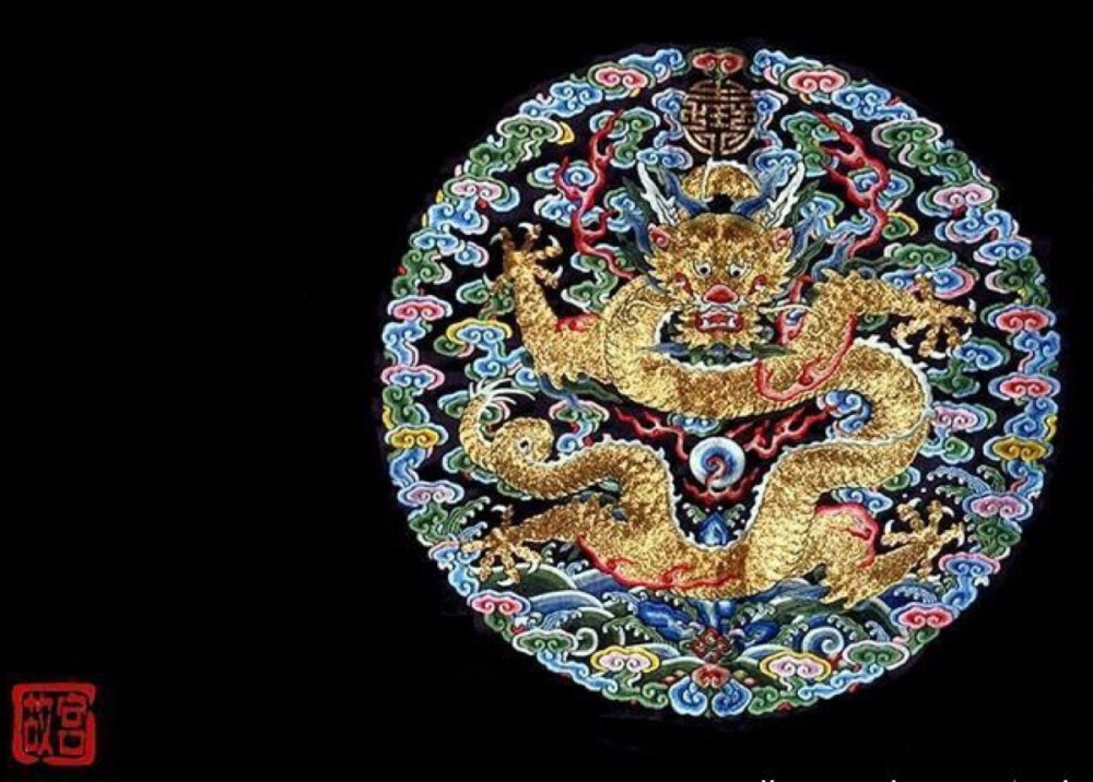 【如何识别清代补服制度的等级？】从名字上，衮服、龙褂、补服，等级依次递减；从补子的形状上，圆形等级高于方形；从纹样数量上，团纹越多等级越高；从纹样内容上，正龙高于行龙，龙高于蟒，五爪蟒高于四爪蟒，蟒高于飞禽和走兽。飞禽和走兽又分别以其珍稀和凶猛程度从高往低排序。