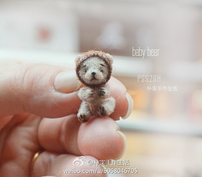 【朴实手作生活】·baby bear
2cm超mini关节熊
毛海布料纯手工缝制
宝宝乖麻麻给做小帽子喔～
我已经被他萌的一脸奶了
