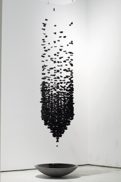 Suspended Charcoal Installations by Korean artist Seon Ghi Bahk//-GYzZW-图片