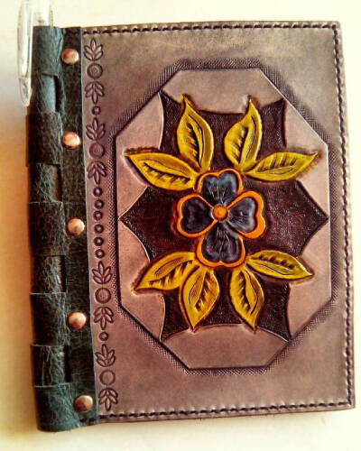 You can put a pen on the notebook hinge.
Pode-se colocar uma caneta na lombada da capa.
#leatherwork #catsleather #carved #notebook #penholder #flores #flowers #capa-DdmZm-图片