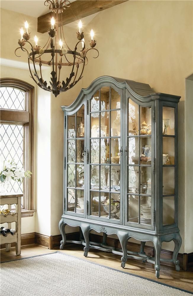 Bordeaux China Cabinet. So pretty. robins egg blue for cabinet and either soft pastel yellow or parel white for walls-mUyND-图片