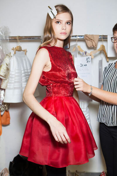 Irina Denisova backstage at Genny Spring 2014 RTW
-DhkY2-图片