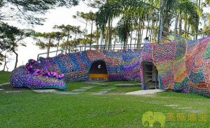 波兰艺术家Olek为火车穿上炫彩“毛衣”-zU5NG-图片