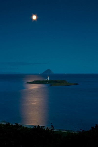 26. Pladda lighthouse, Pladda Island, Isle of Arran, 苏格兰。相对而言，苏格兰算是英国比较荒凉的一片土地，而正是在这种荒凉之下，我们才得以欣赏一座灯塔的静谧-mRlOD-图片