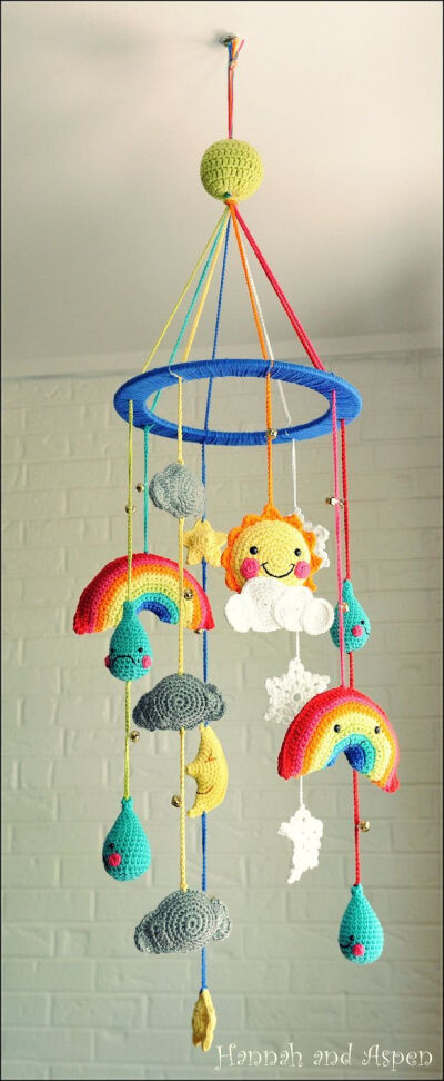 Crochet mobile - So cute! I'm sure you could put all sorts of different amigurumi on it.-jZkMz-图片