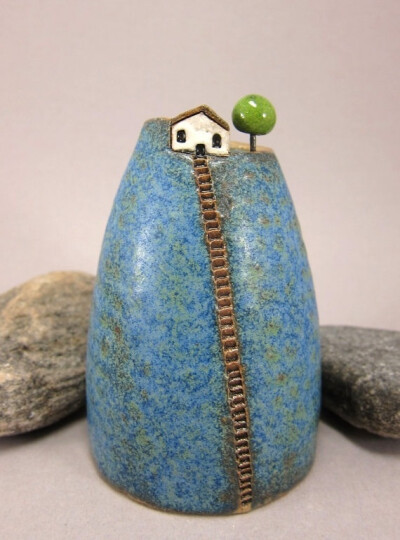 Blue Hill...Bud Vase / Pen Holder in Stoneware : Blue Hill Bud Vase / Pen Holder in Stoneware by elukka on Etsy, 4.5" tall - how stinkin cute is this!!!!-TJmZW-图片