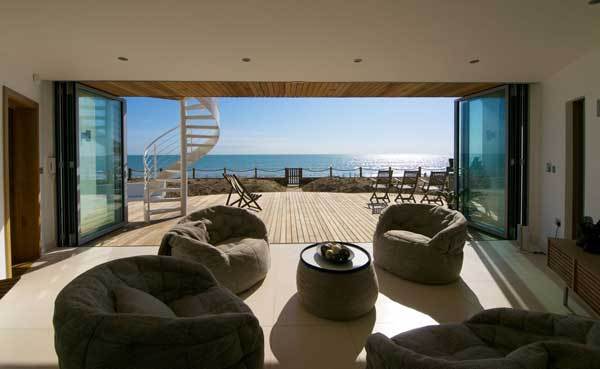 Modern beach house in East Sussex 25 Modern Beach House In East Sussex With Glass and Timber Details-GFmOT-图片